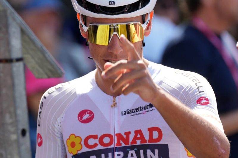 Afonso Eulalio celebra la conquista della Maglia Bianca al Giro d'Italia 2026