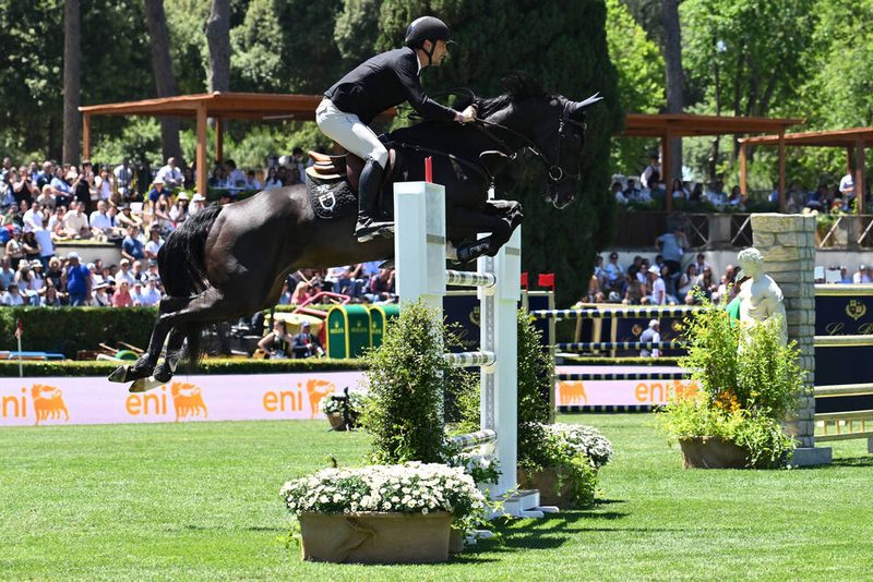 Giacomo Bassi e i cavalieri irlandesi dominano il sabato al Piazza di Siena