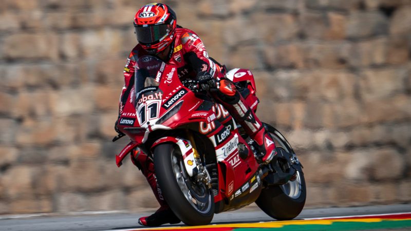 Bulega arrasa en Aragón y alcanza 20 victorias consecutivas en el Mundial de Superbike