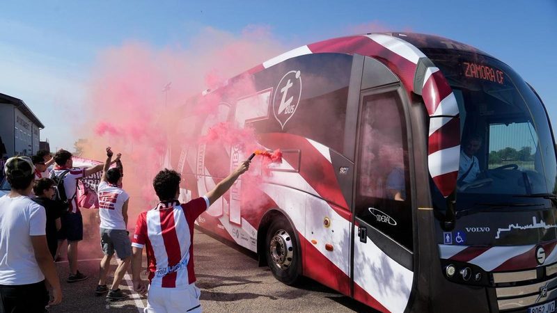 La afición del Zamora CF despide a sus héroes antes del crucial play-off de ascenso