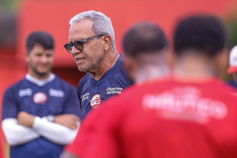 Hélio dos Anjos ignora eliminação do Sport e foca no clássico pela Série B