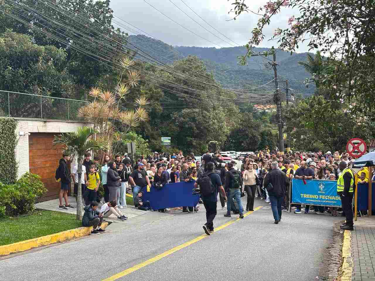 Torcedores fazem fila na Granja Comary para ver treino da Seleção antes da Copa