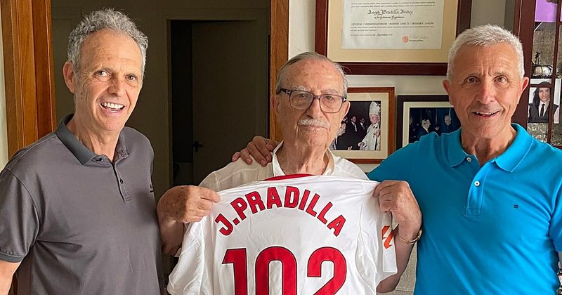 Un emotivo homenaje del Sevilla FC a su abonado de 102 años, José Pradilla