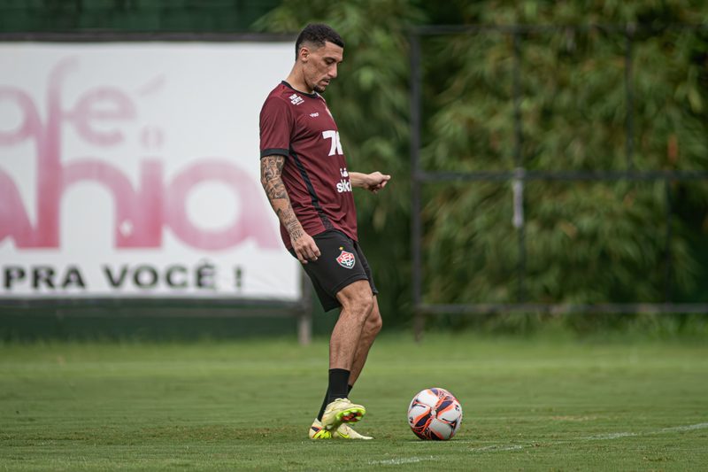 Volante Gabriel Baralhas deixa partida contra o Santos com dores na coxa direita