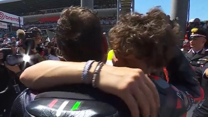 L'abbraccio magico tra Bezzecchi e Antonelli dopo il GP d'Italia al Mugello