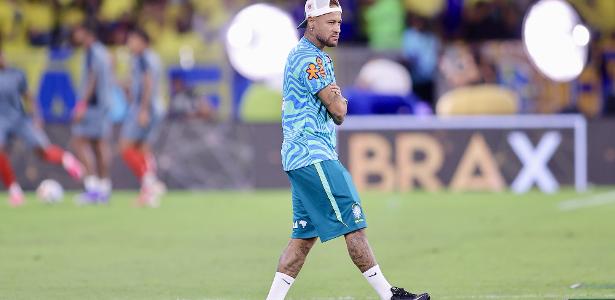 Neymar é ovacionado em aquecimento, mas evita chute forte devido a contusão