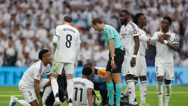 Crisis de lesiones en el Tottenham: el Bernabéu bajo la lupa por el césped retráctil