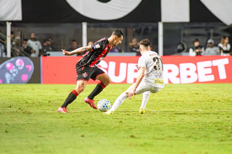 Santos supera Vitória com 3 a 1 e mantém vitória em casa antes da pausa para a Copa