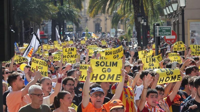 Peter Lim sorprende al aparecer con la indumentaria del Valencia CF en evento deportivo