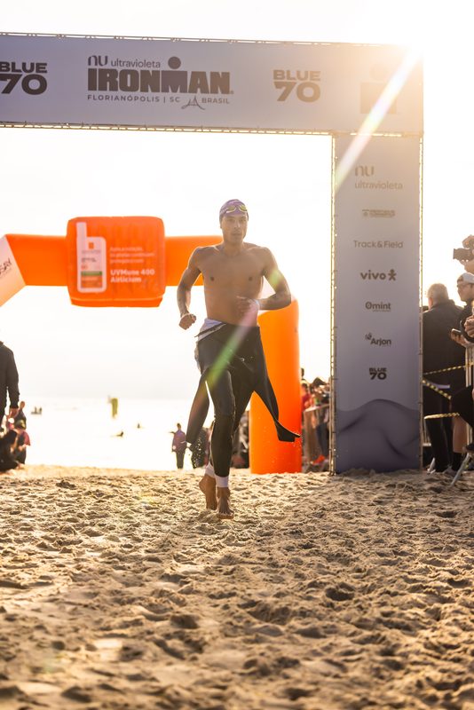 Wilhelm Hirsch e Romina Biagioli brilham no Ironman Brasil 2026 em Florianópolis