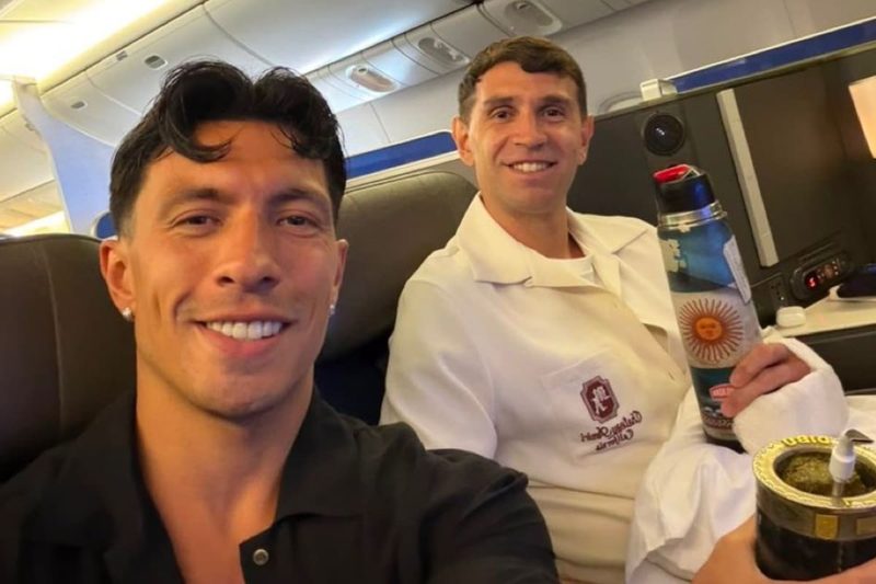 El Dibu Martínez viaja a Kansas con una mano vendada tras fractura en su dedo