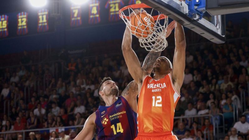 El Valencia aplasta al Barcelona y se afianza en el segundo puesto de la Liga
