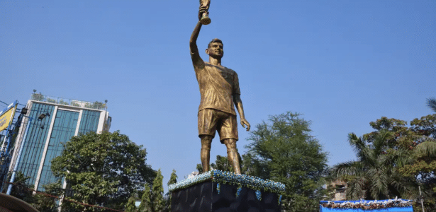 Estátua de 21 metros de Messi é retirada na Índia devido a riscos de desabamento