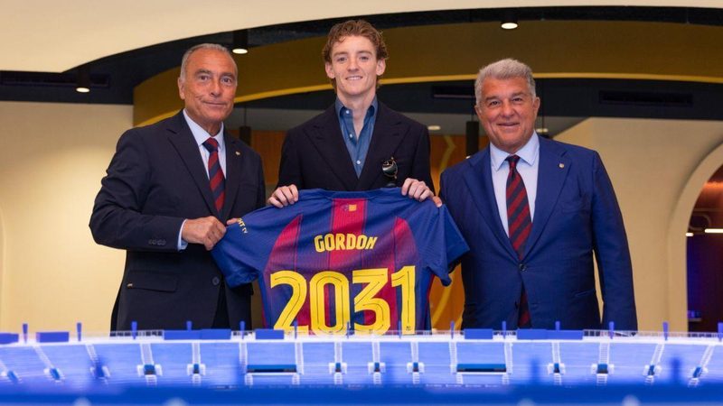 El FC Barcelona logra el fichaje de Anthony Gordon en un movimiento relámpago
