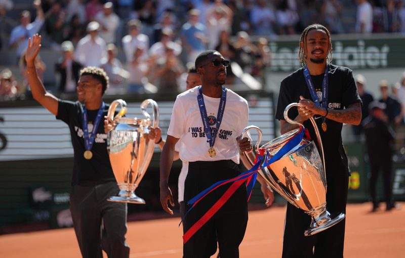 Le PSG triomphe à Roland-Garros : Dembélé et ses coéquipiers présentent les trophées