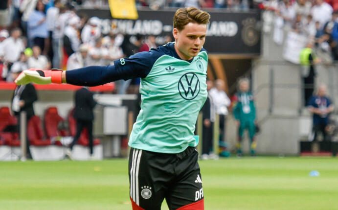 FC Bayern plant langfristige Zukunft mit Torwarttalent Jonas Urbig