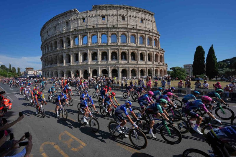 Jonas Vingegaard trionfa al Giro d’Italia 2026, Matteo Malucelli conquista la maglia nera