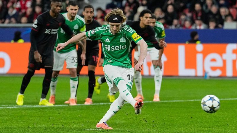 Anthony Gordon brilla desde el penalti: ¿quién será el lanzador en el Barça de Flick?