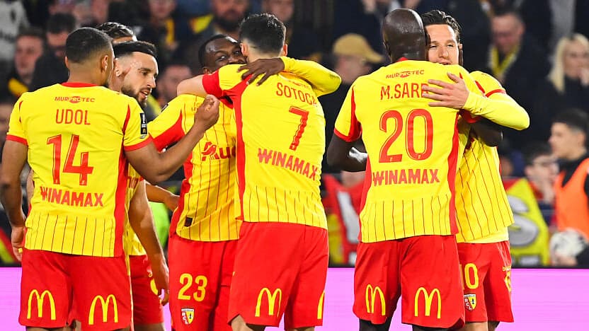 Le RC Lens présente son nouveau maillot domicile pour la saison 2026-2027