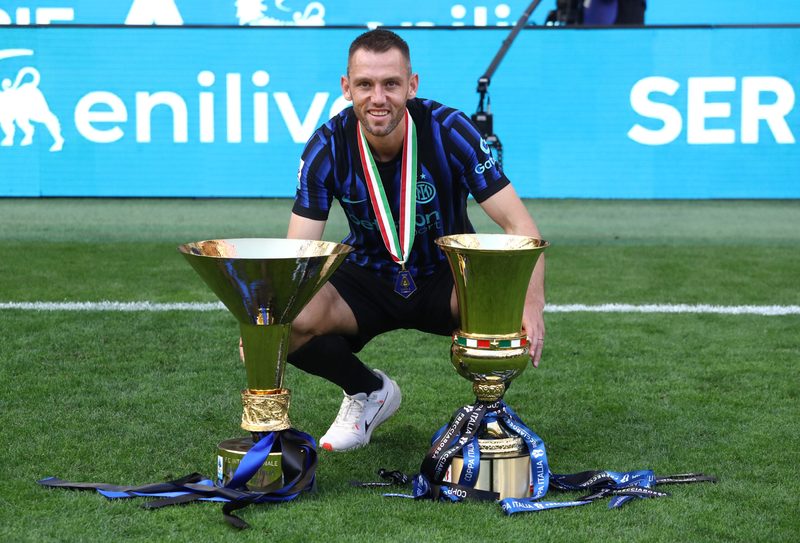L'Inter presenta l'offerta di rinnovo a de Vrij: attesa per la risposta