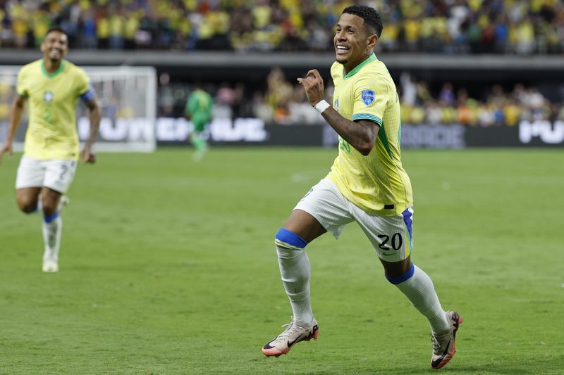 Tottenham busca a contratação de Savinho em negociação com o Manchester City