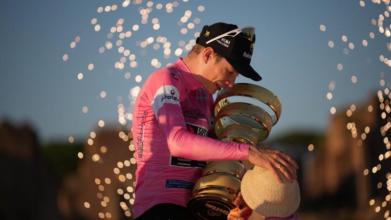 Vingegaard celebra un trionfo storico al Giro d'Italia e punta al Tour