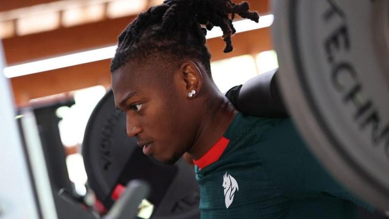 Leao delude i tifosi del Milan: le reazioni indignate sui social