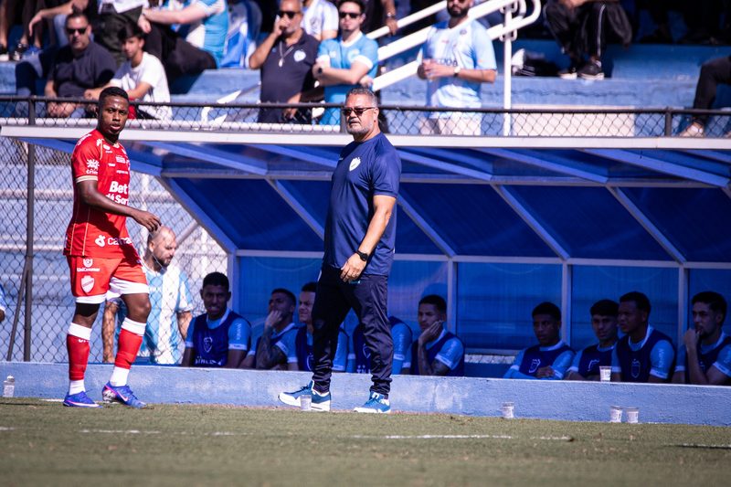 Expulsão precoce de Iago Teles prejudica Londrina em derrota para o Vila Nova
