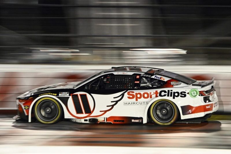 Denny Hamlin conquista Nashville e supera i compagni di squadra in volata