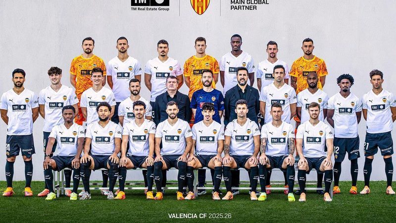 Los aficionados del Valencia CF dan un suspenso a la temporada 2025/26