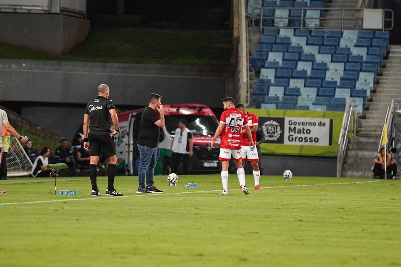 CRB sofre derrota e Barroca busca ajustes na defesa após jogo coletivo abaixo do esperado
