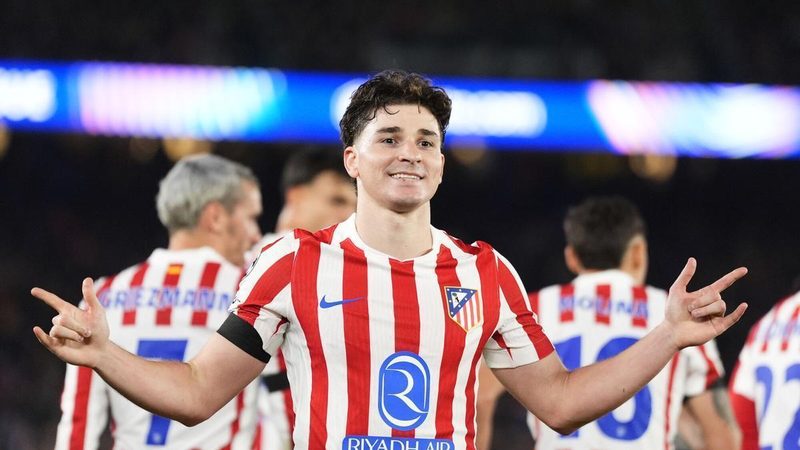 El futuro de Julián Álvarez en el Atlético se complica ante el interés del Barça