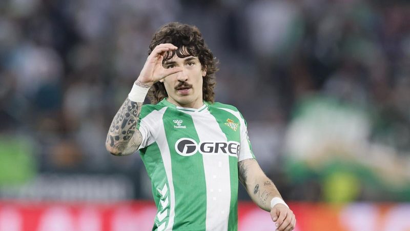 Héctor Bellerín elogia a Mikel Arteta: su talento va más allá de dirigir en el centro