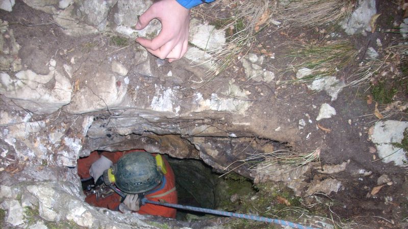 Dopo 12 ore di angoscia, salvato lo speleologo intrappolato a 120 metri di profondità