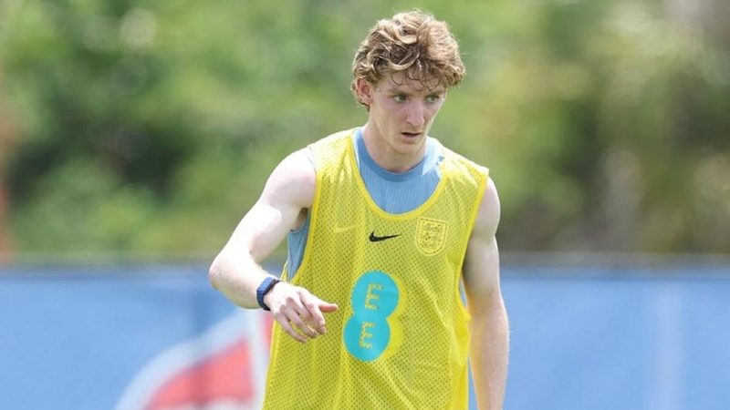 Anthony Gordon se adapta a Inglaterra y sus compañeros bromean sobre el Barça