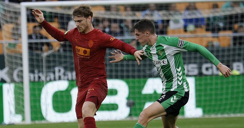 El Betis enfrenta un dilema por la cláusula de Altimira en su posible traspaso