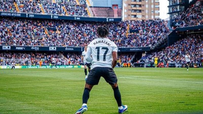 Javi Guerra asegura que Largie Ramazani continuará en el Valencia CF
