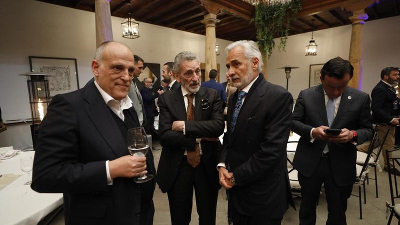 Javier Tebas elogia a Jesús Martínez y pide paciencia tras el descenso del Oviedo