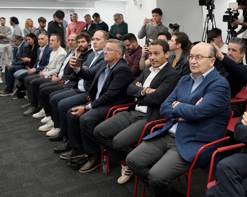 El Sevilla FC enfrenta pérdidas y deudas mientras busca generar límite salarial