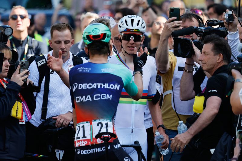 Paul Seixas sfida Tadej Pogacar al Tour Auvergne-Rhône-Alpes 2026