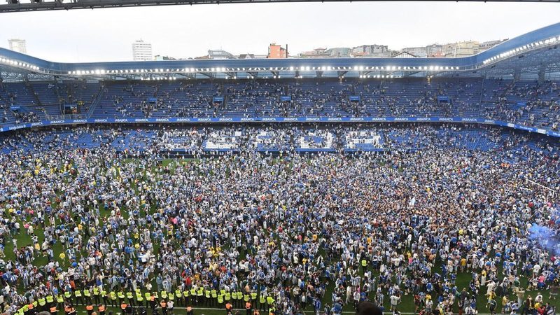 LaLiga denuncia cánticos y una invasión en el Deportivo-Las Palmas que podrían costar caro