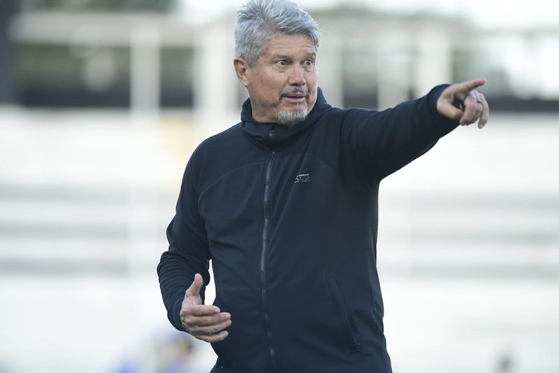 Ponte Preta opta por manter Edson Boaro enquanto busca novo treinador