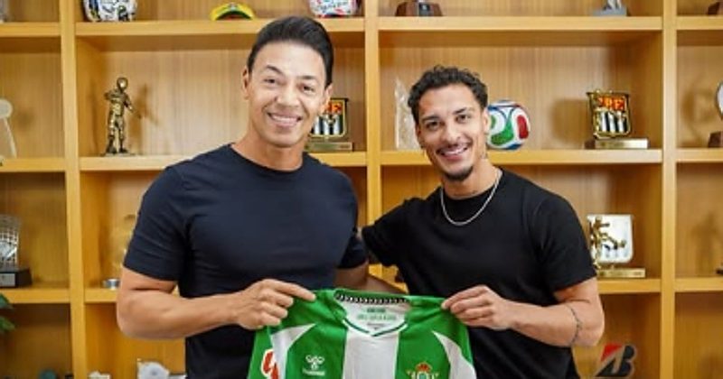 Antony y Oliveira: Un abrazo de leyendas en el Betis que inspira a la nueva generación
