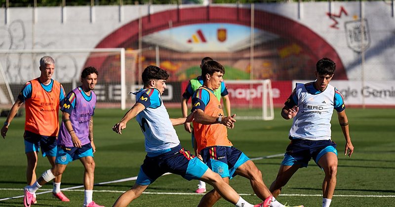 La selección da la bienvenida a sus futuros talentos tras la masterclass de becarios