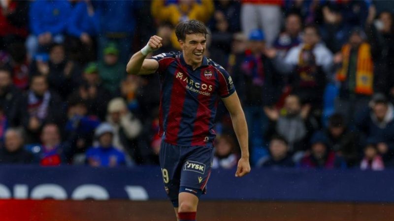 Carlos Espí se consagra como el mejor jugador sub23 de LaLiga tras una gran temporada