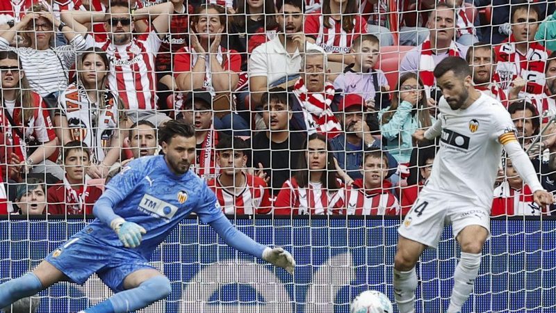 El Valencia CF renueva a Stole Dimitrievski hasta 2028 tras su gran rendimiento