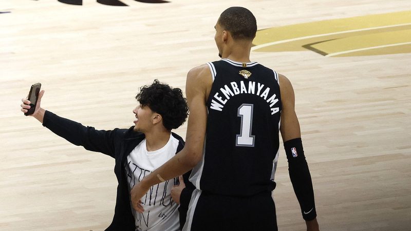 L'irruption d'un fan sur le parquet surprend Victor Wembanyama lors de la finale NBA