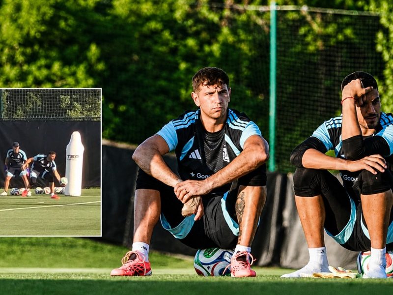 Dibu Martínez entrena con una mano y sin guantes en su recuperación