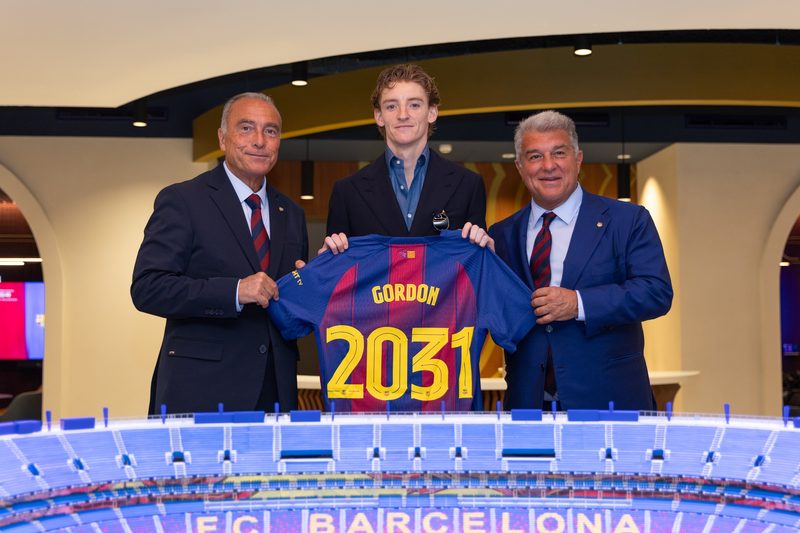 Barcelona investe em reforços e mira novos nomes apesar da dívida bilionária