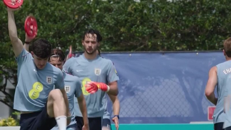 Jogadores cortados da Inglaterra aproveitam férias enquanto seleção se prepara para a Copa